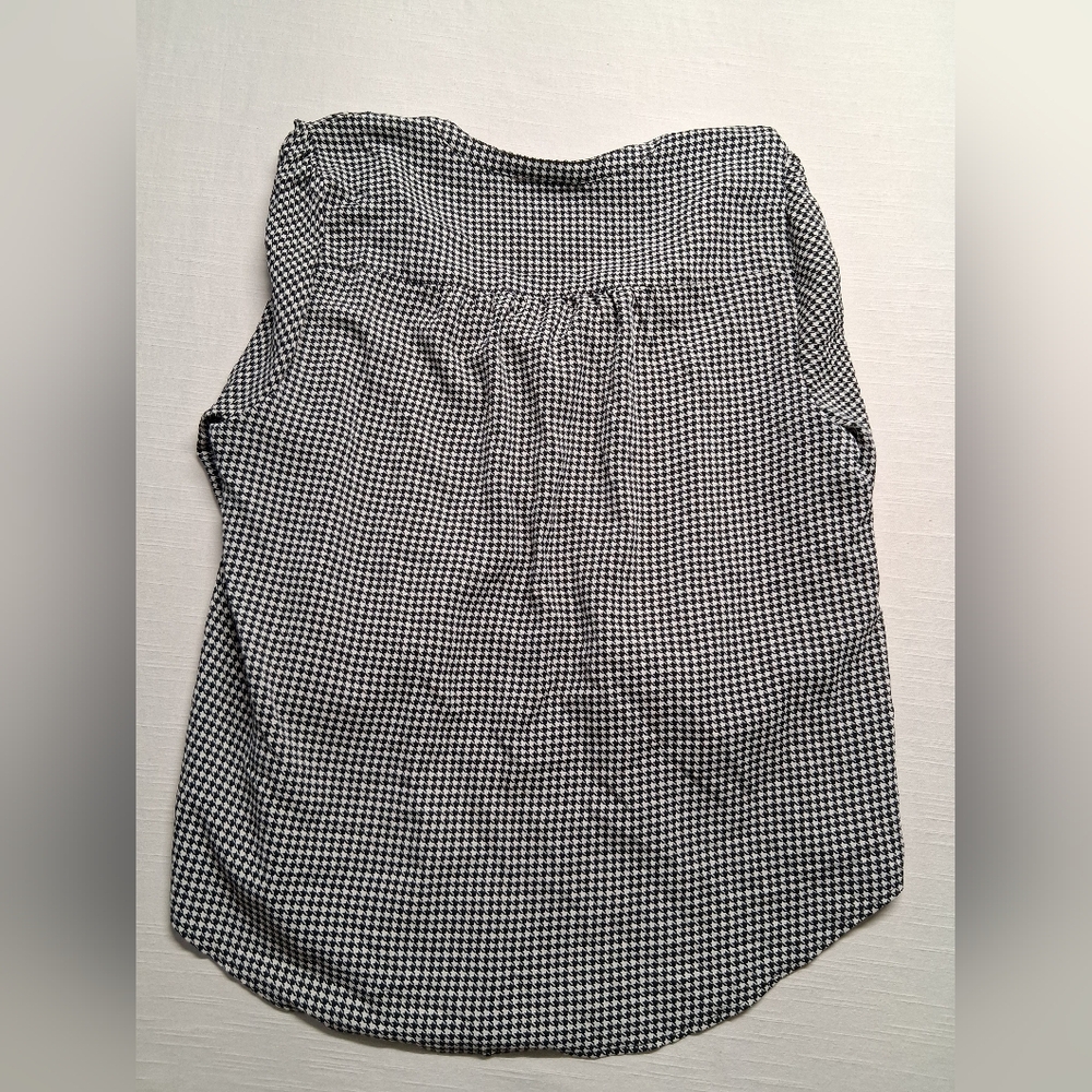 torrid Black and White Houndstooth V-Neck Blouse - Picture 10 of 14